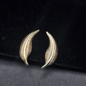 Avon 1980 Feather Flurry Clip On Earrings Gold Tone Vintage Jewelry